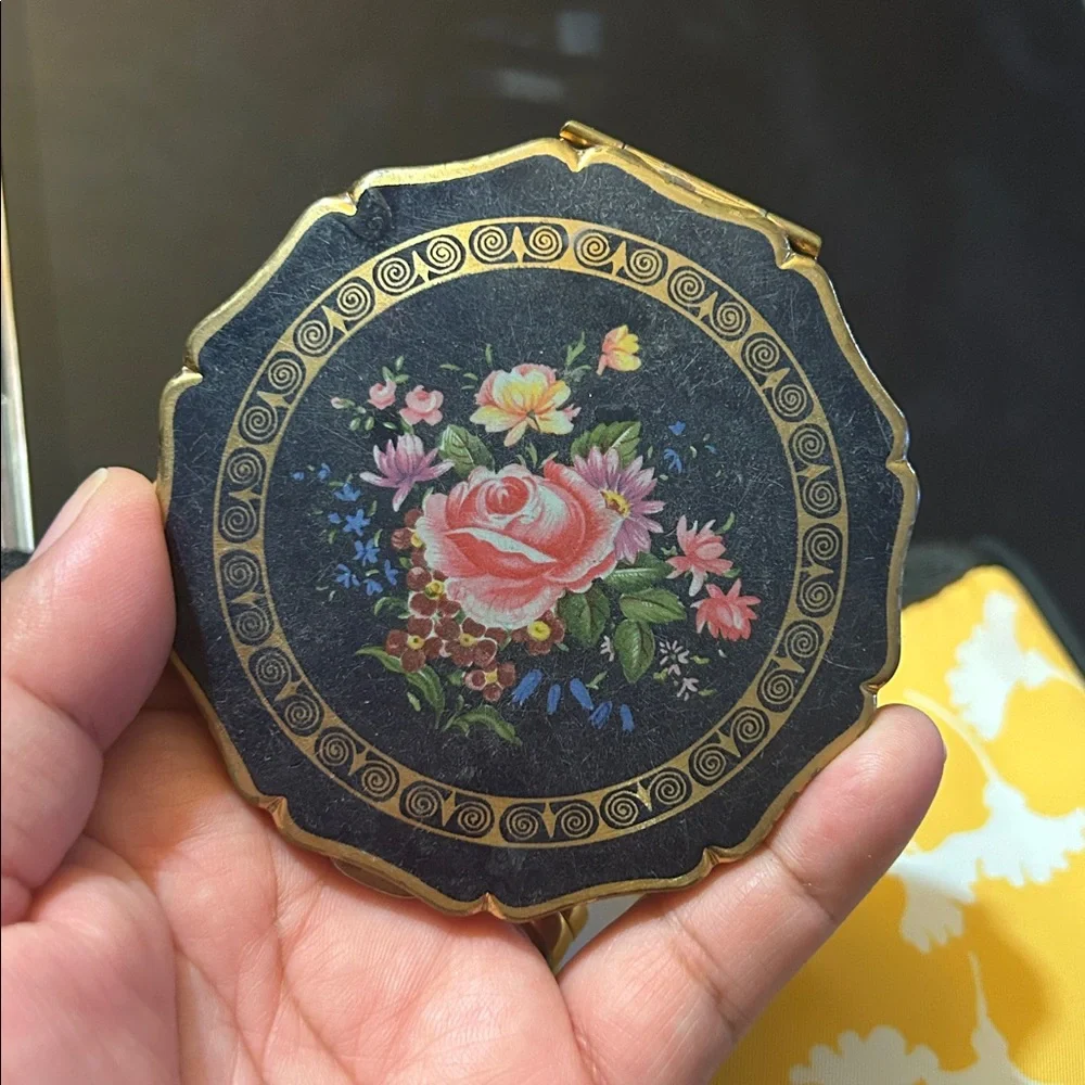 Vintage Stratton powder compact floral embossed - Picture 11 of 11